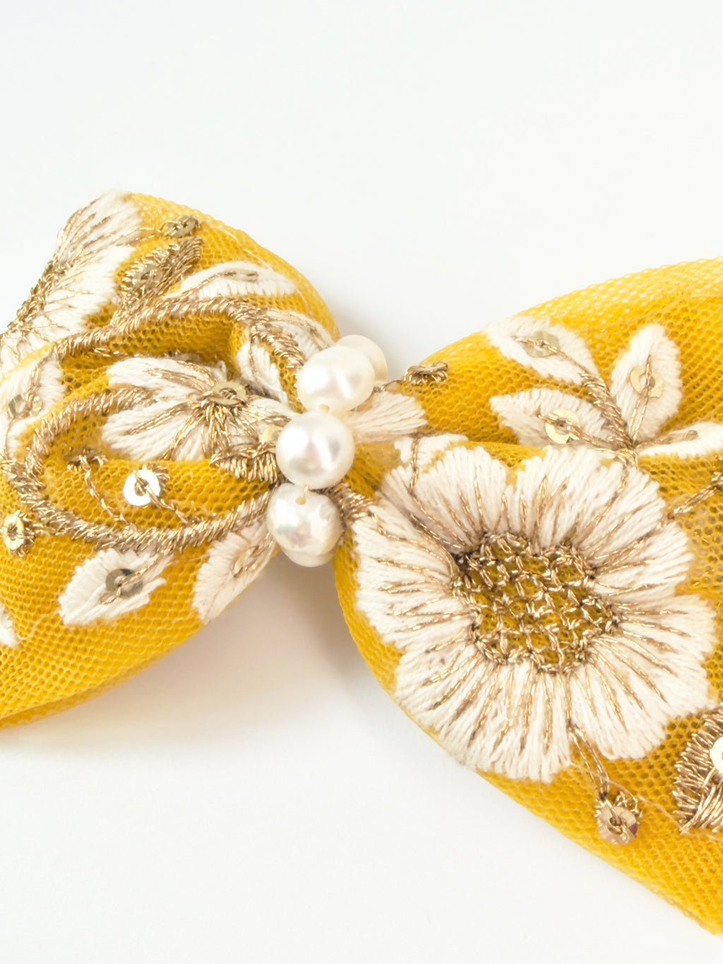 Close-up of the embroidered flower and pearl details on the Jardin Baroque pet hair clip in Perle.