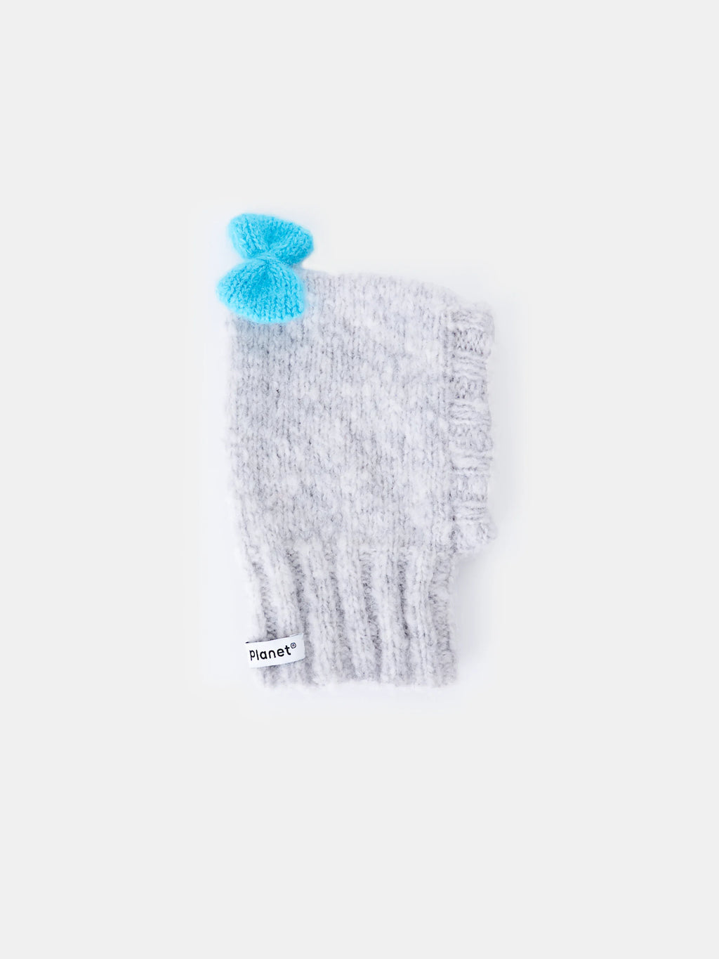 Main product view of the Smoke Gray "Mochi BonBon" hand-knitted pet beanie with a fuzzy texture and a contrast vivid blue bow.